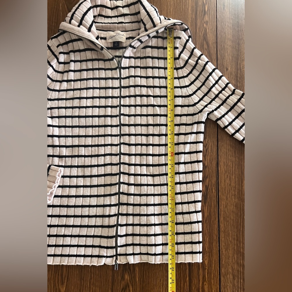 Universal Threads
Women’s 
Medium 
Cardigan 
Sweater
Ivory/Black Stripe
L/S - Picture 7 of 14